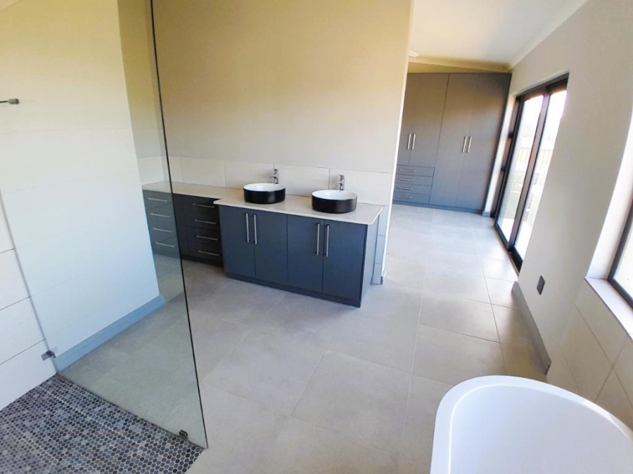 4 Bedroom Property for Sale in Whale Rock Western Cape